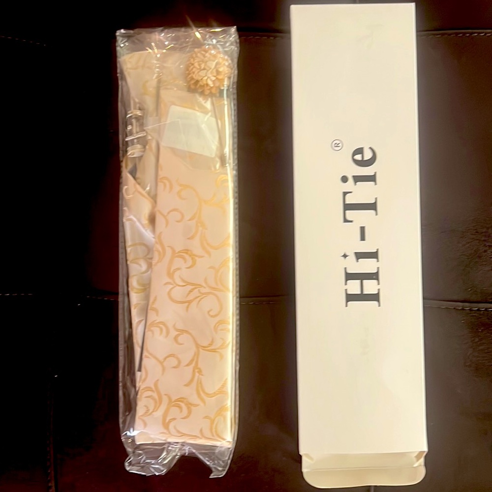 Upscale cream printed tie with cuff link